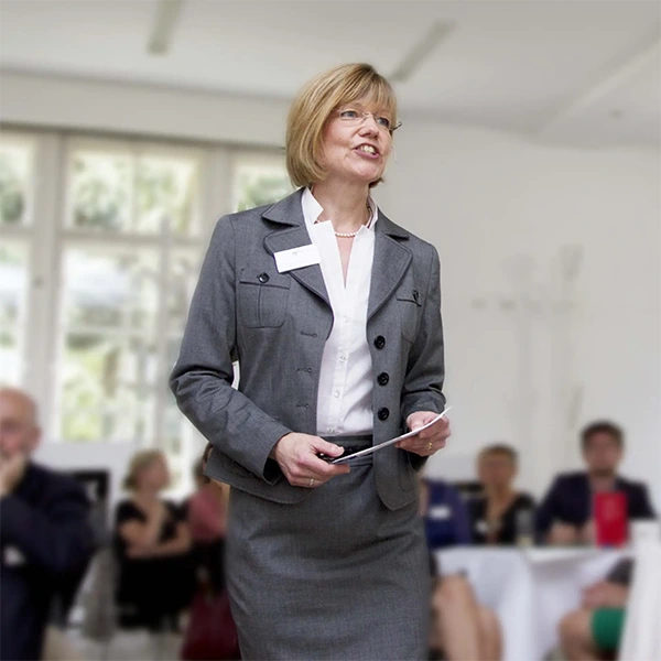 Moderator Susanne Reuter Moderation Redner Hamburg Deutschland Teambuilding